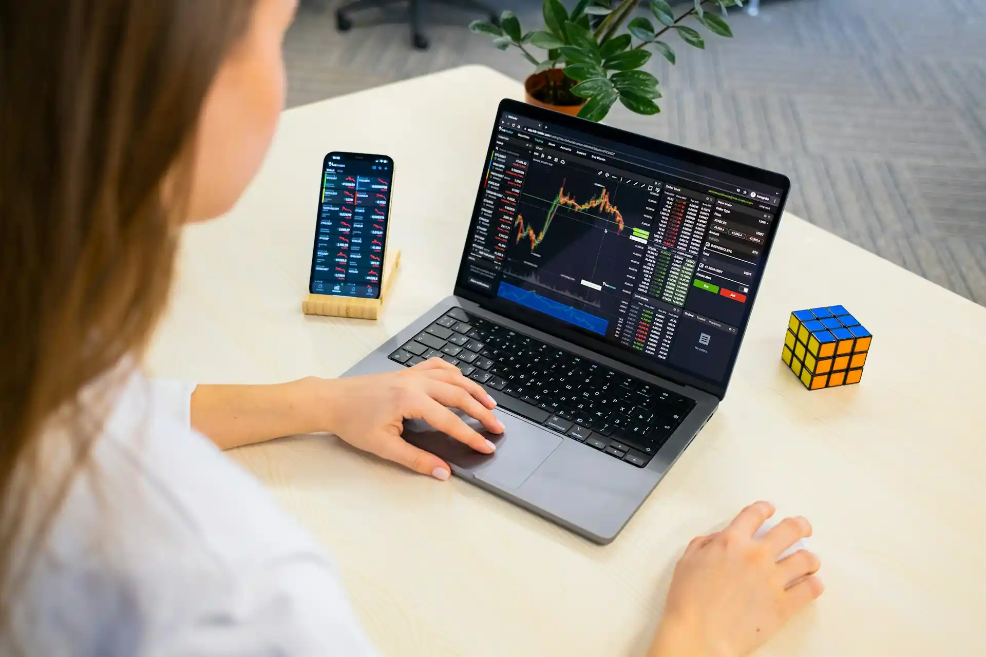 Discover what frontier markets are, how they differ from emerging markets, their risks and rewards, and why they’re the next tier of global investing opportunities in 2025.