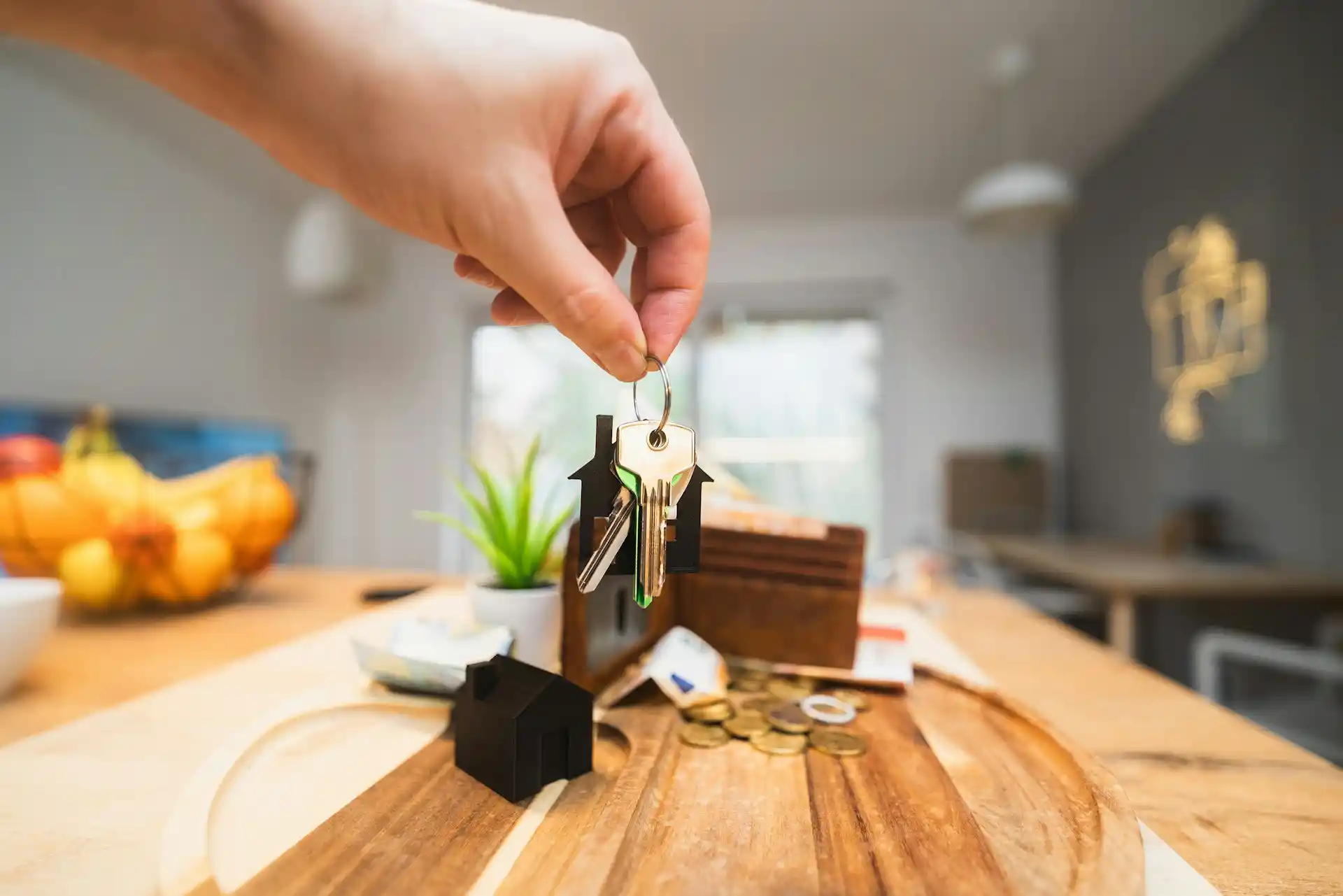 Discover what factors influence real estate commission rates for agents, from market trends and property value to agent experience and location.